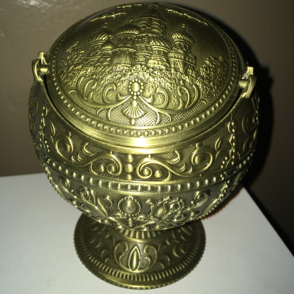Antique inspired ash tray